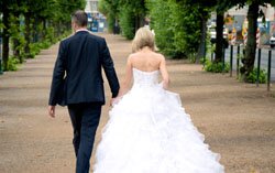 Hochzeitsfotos in einer Allee und der gemeinsame Gang ins Eheglück ist hier bildlich dargestellt