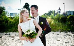 Das glückliche Hochzeitspaar beim Fotoshooting am Rhein. Zum Knutschen muss man Sie nicht zwingen, das kommt von ganz allein